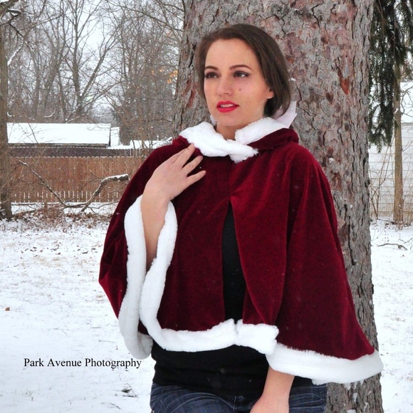 Belle's Winter Cape Beauty and the Beast Animated Movie Disney Classic - Picture 5 of 8